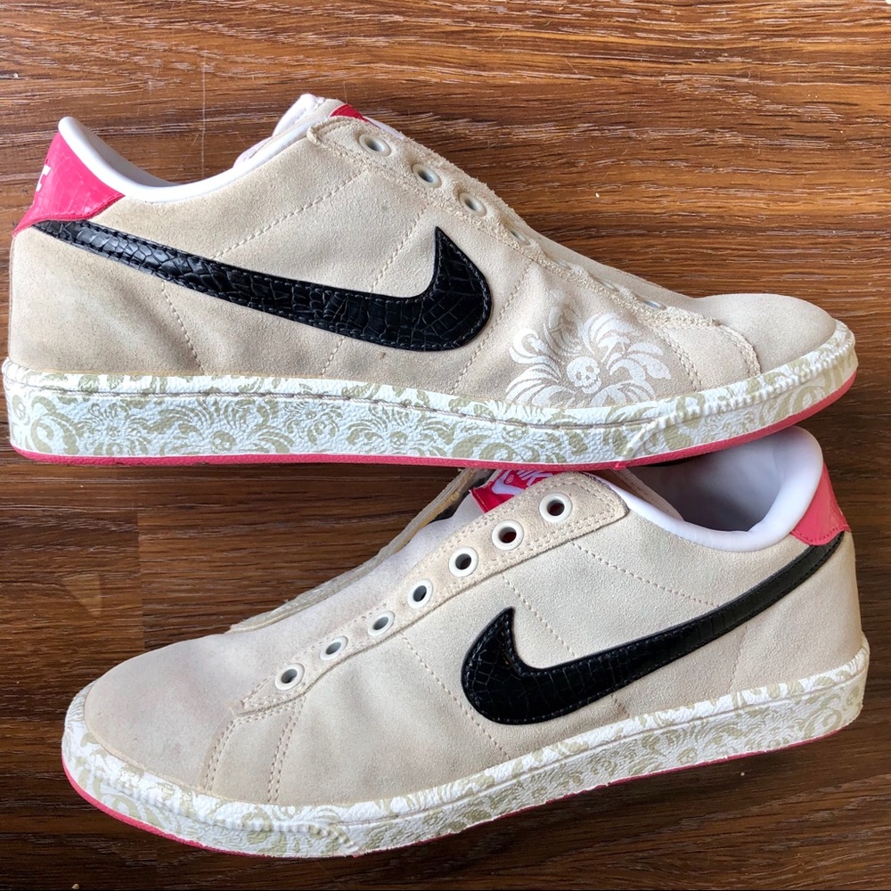 Nike• Women’s Laceless Sneakers Size 8.5